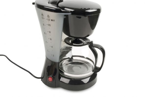 En el recipiente de la cafetera aplica lo mismo, agua, unas gotas de detergente líquido de cocina, encender por unos minutos y listo. Tampoco te olvides de enjuagar.