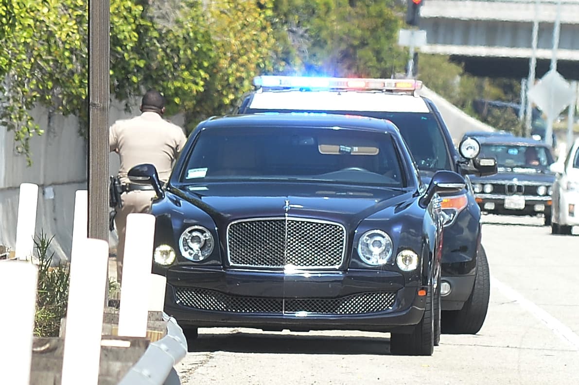 Mientras charlaba con la autoridad, el actor no bajó de su lujoso vehículo negro.
