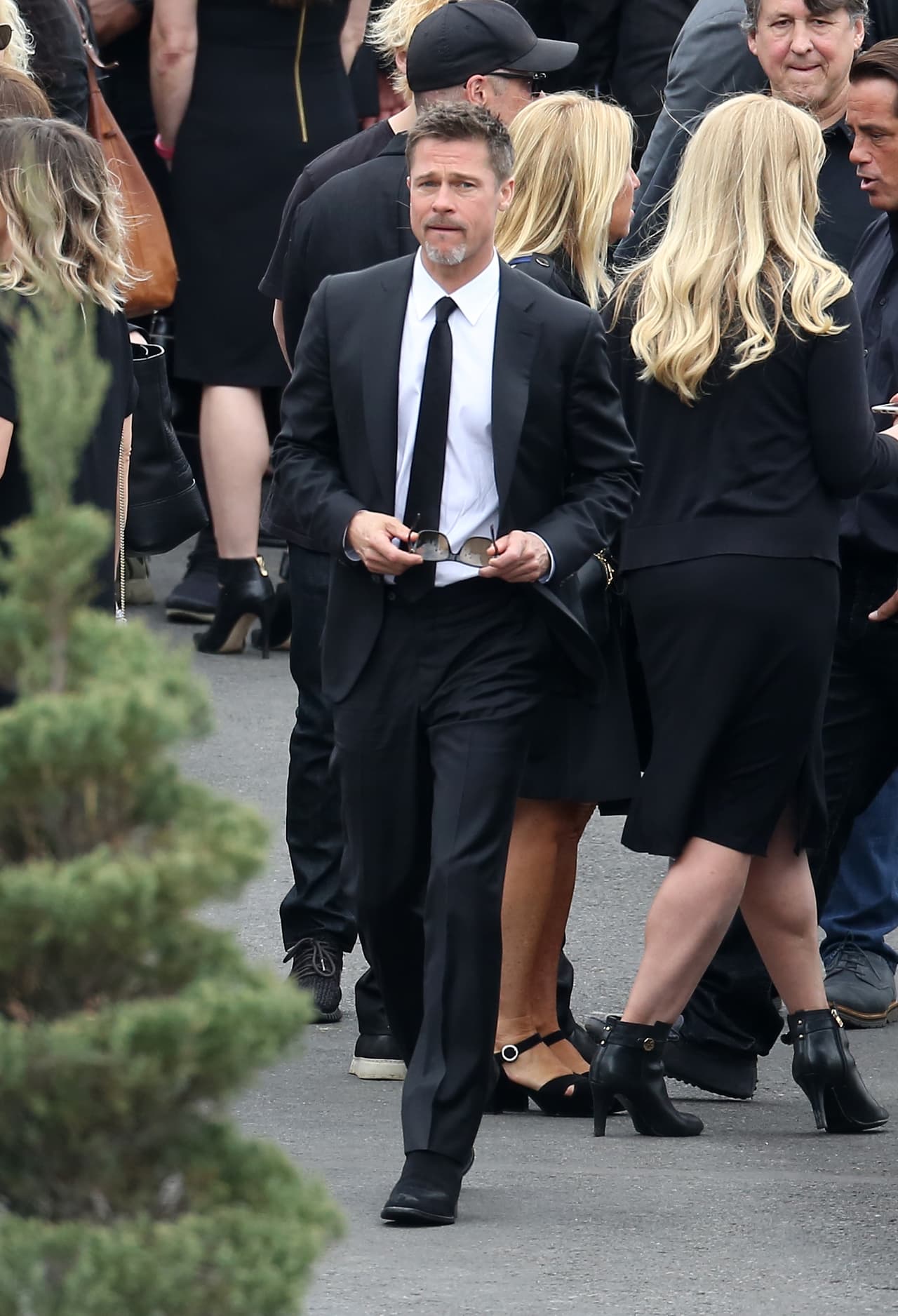 Brad Pitt fue uno de los primeros en llegar, el actor considerado uno de los mejores amigos del desaparecido músico, se notaba triste.