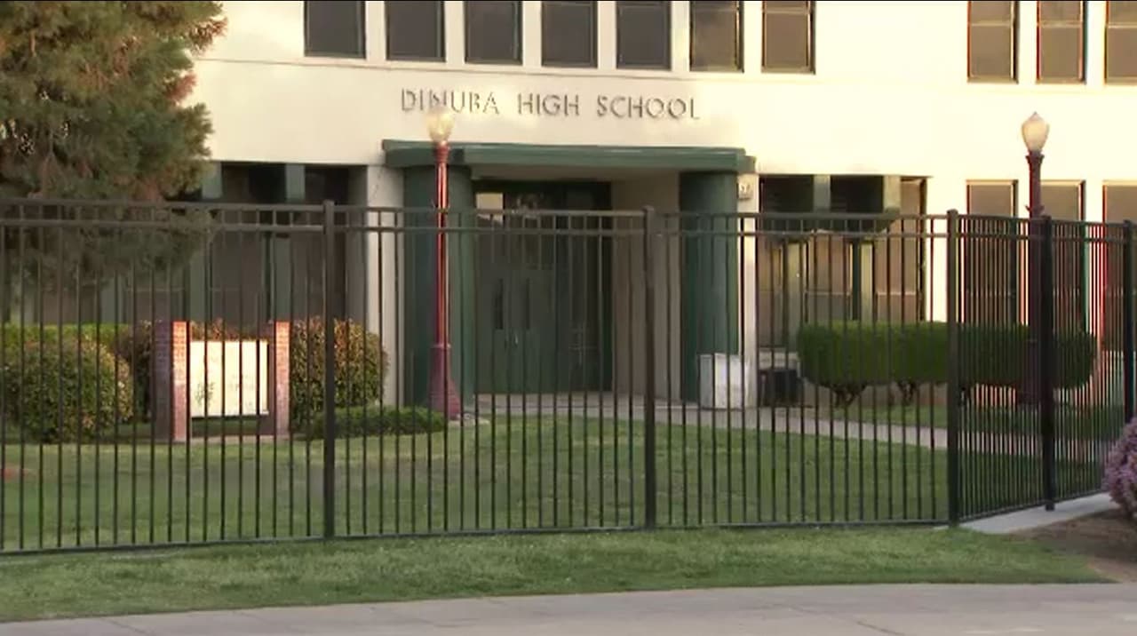 Advierten sobre hombre que ofrece dinero a estudiantes e intenta subirlos a su auto