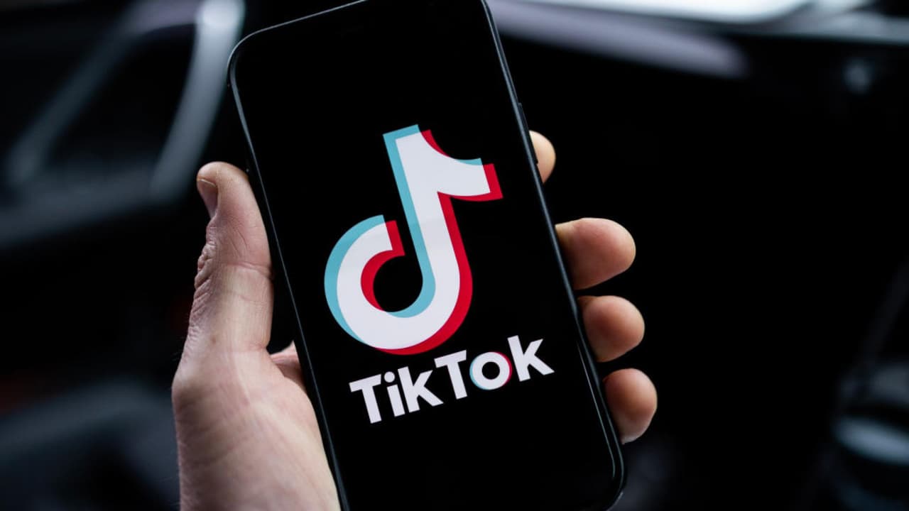 La Casa Blanca otorgó 30 días a las agencias federales para que se elimine la aplicación TikTok de sus dispositivos electrónicos gubernamentales. Lo anterior, por temores de seguridad de los datos de usuarios estadounidenses que pudieran llegar a autoridades de China. “El miedo es que en EEUU piensan que el gobierno de China puede ejercer presión en esta empresa para tener acceso a toda esta información”, explicó Israel Reyes, experto en ciberseguridad. 
<a href="https://vix.com/es-es/canales/channel-callsign-frequancy-news-24-7?utm_medium=internal_referral&utm_source=univision&utm_campaign=evergreen&utm_content=ed_news&utm_term=video"><b>Puedes ver en ViX más noticias gratis.</b></a>
