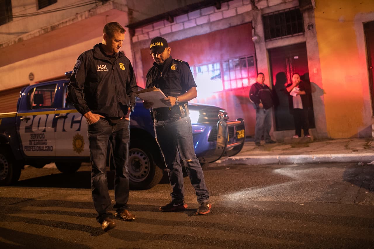 Memorice el número de teléfono de su abogado y conozca sus derechos. Si no puede pagar un abogado, tiene derecho a uno de oficio.