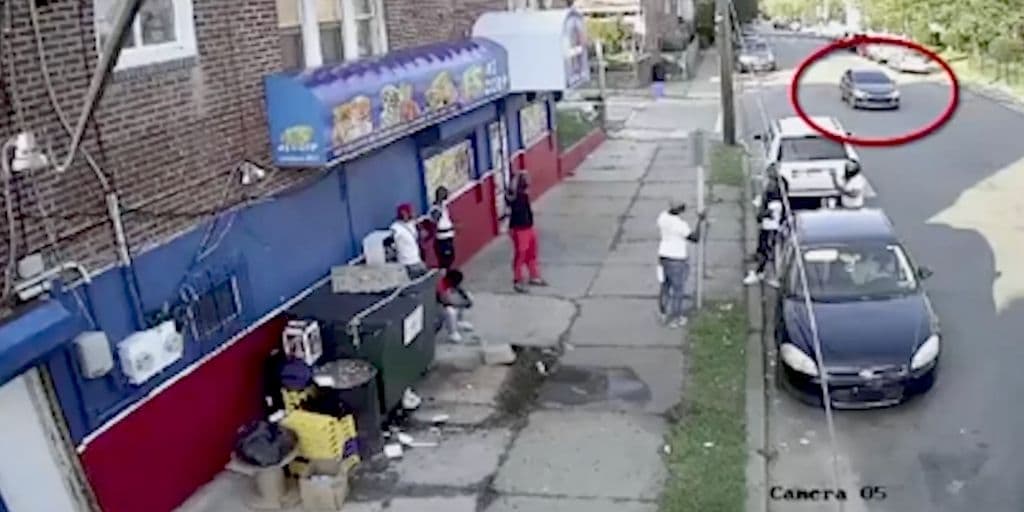 Mujer resulta herida por tiroteo a un coche en movimiento