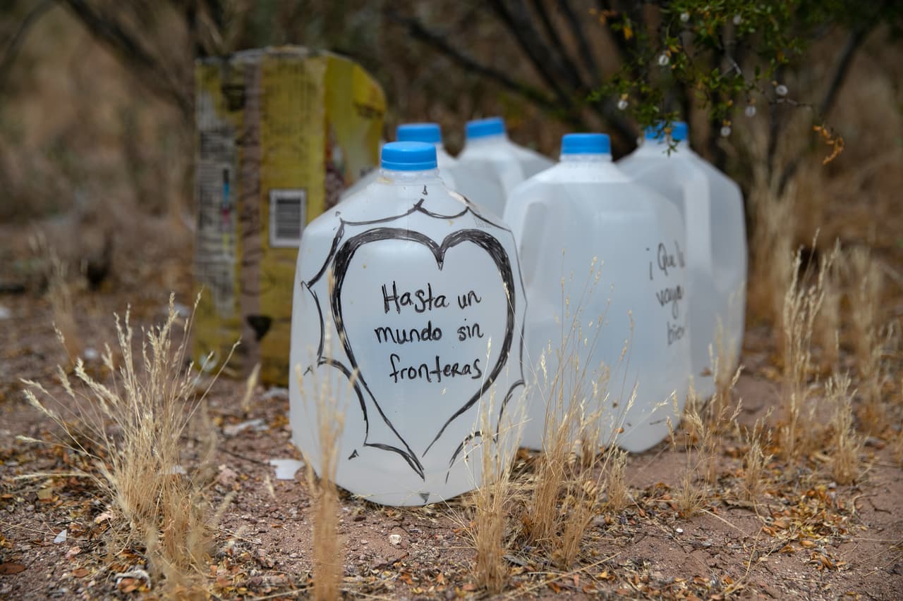 Organizaciones que ayudan a los migrantes dejan botellones de agua para ayudarlos a soportar las altas temperaturas del cruce fronterizo.