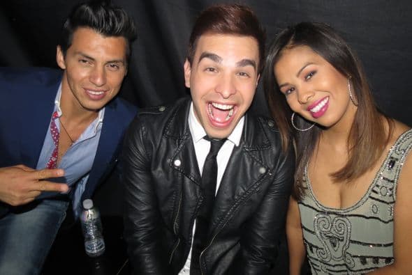 Los finalistas a punto de entrar a cantar y esperar ser seleccionados por un capitán: Mario Pacheco, Víctor Robles y Natalie Herrera (quien no tuvo suerte y no fue elegida entre su grupo).