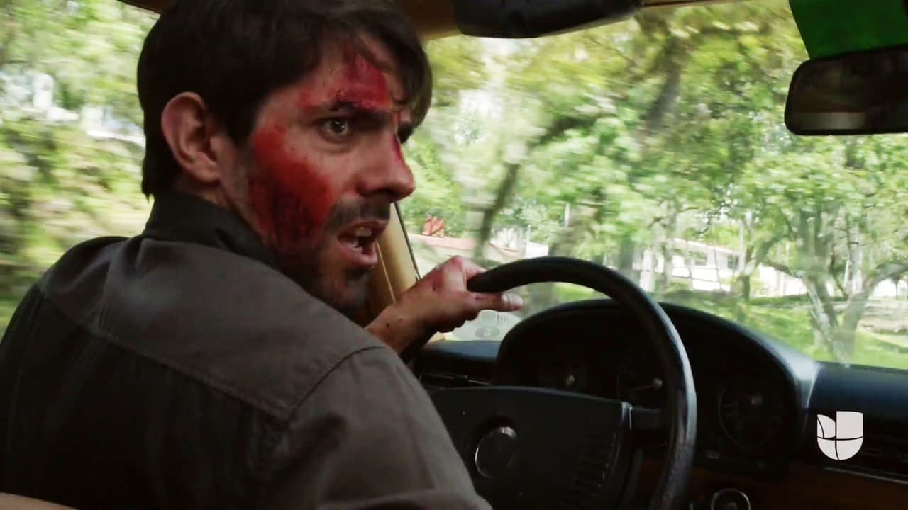 En el estreno de la serie 
<b><a href="http://www.univision.com/series/rosario-tijeras">'Rosario Tijeras'</a></b>, 
<b><a href="http://www.univision.com/series/rosario-tijeras/jose-maria-de-tavira-es-antonio-betancourt-en-rosario-tijeras">Antonio</a></b> conducía su auto a toda velocidad.