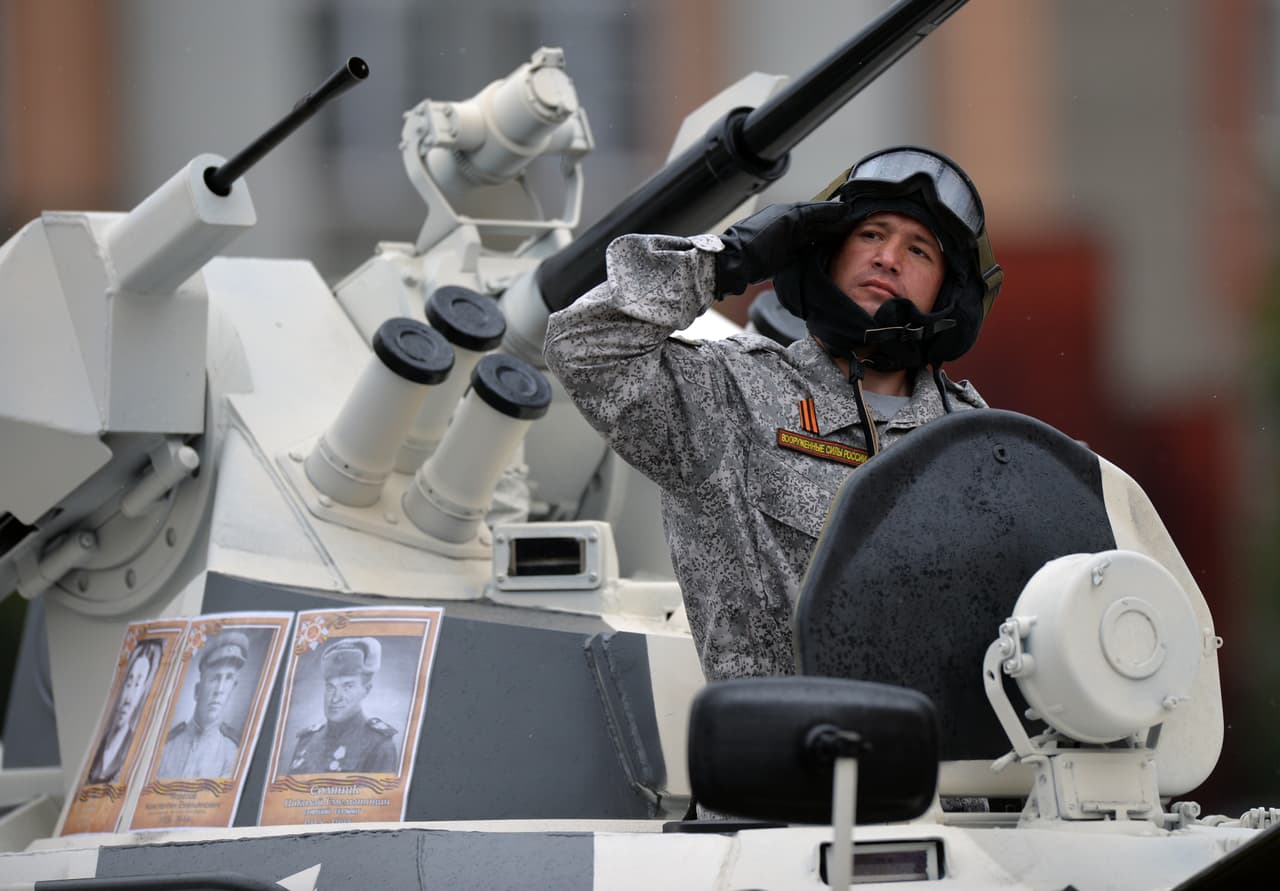 Militares saludando la tribuna presidencial durante la parada militar por la celebración del Día de la Victoria, cuando se conmemora la capitulación del ejército nazi ante los Aliados.