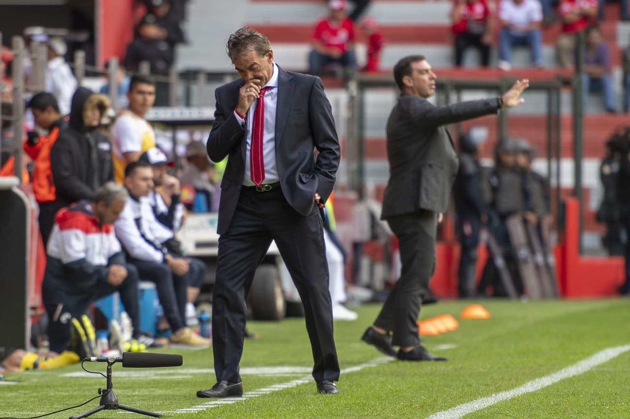 La Volpe molesto y decepcionado con el accionar de su equipo.