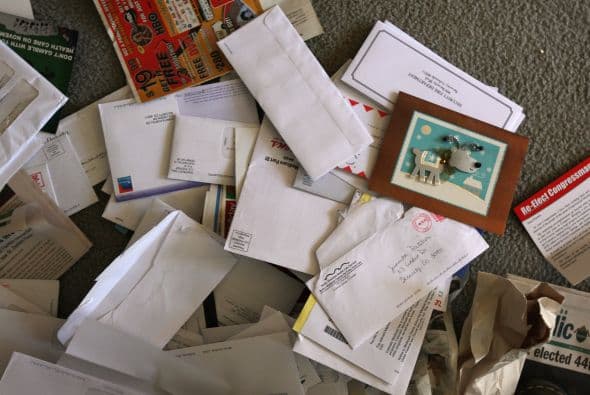 <b>Pide a un conocido que le dé vueltas a tu casa.</b> Aunque quizá te sea complicado conseguir a alguien en estos días de fiestas, siempre habrá un amigo que se podrá hacer cargo de darle una vuelta a tu casa, de limpiar tu acera y de recoger tu correspondencia, esto con el fin de que los desconocidos no noten tu ausencia.