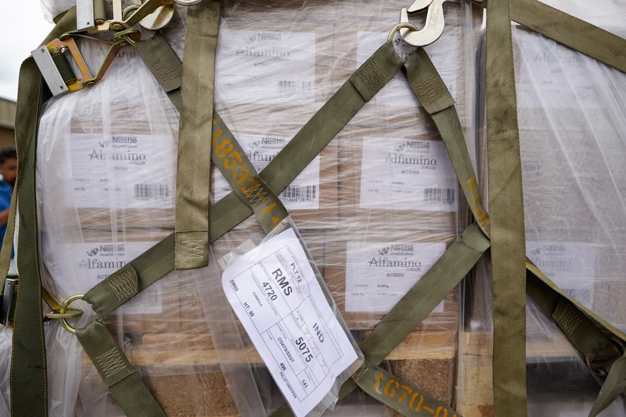 El envío llegó en un avión de carga de una empresa privada con 114 tarimas del producto, para su distribución nacional.