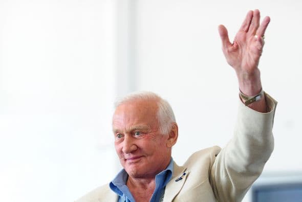 También participaron el presidente ejecutivo de la aerolínea espacial, George Whitesides, su director comercial, Stephen Attenborough, y el astronauta Buzz Aldring (este último en la foto).