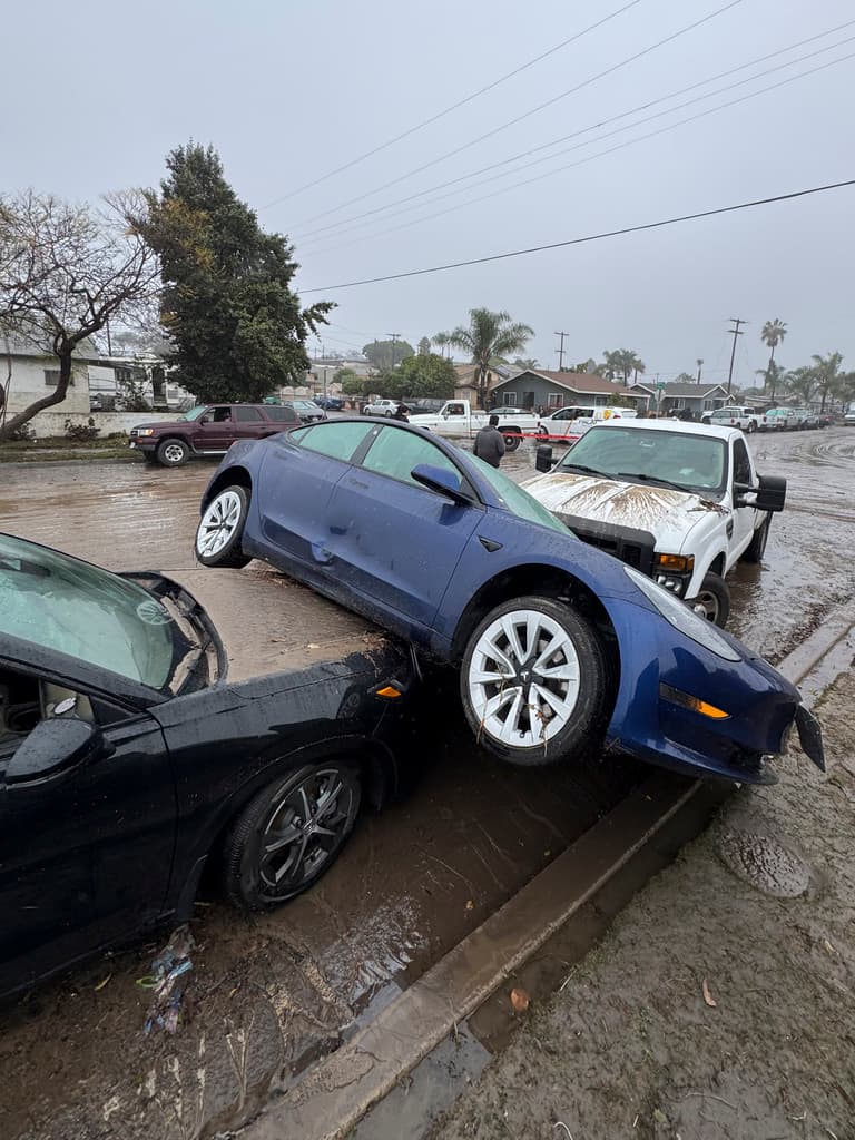 La foto no necesita explicación. Los accidentes de tránsito fueron inevitables este lunes en San Diego, California.