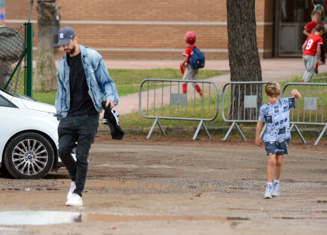 Tanto Piqué como la intérprete de 'Hips don't lie' no llegaron solos al evento deportivo infantil.
<br>