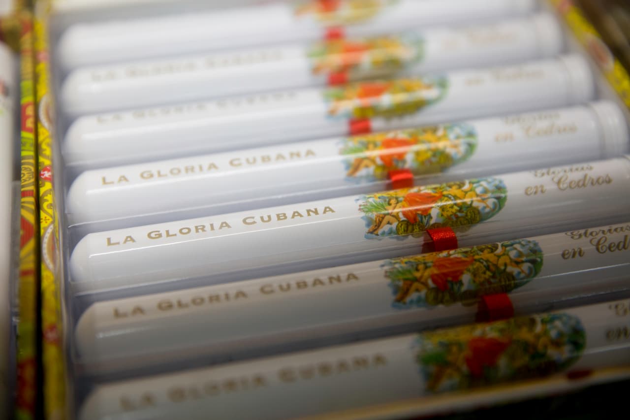 Claro, no hay Cuba, no hay patria, sin tabacos. Hileras blancas y organizados de cigarros 'La gloria cubana' se ven en sus estanterías.