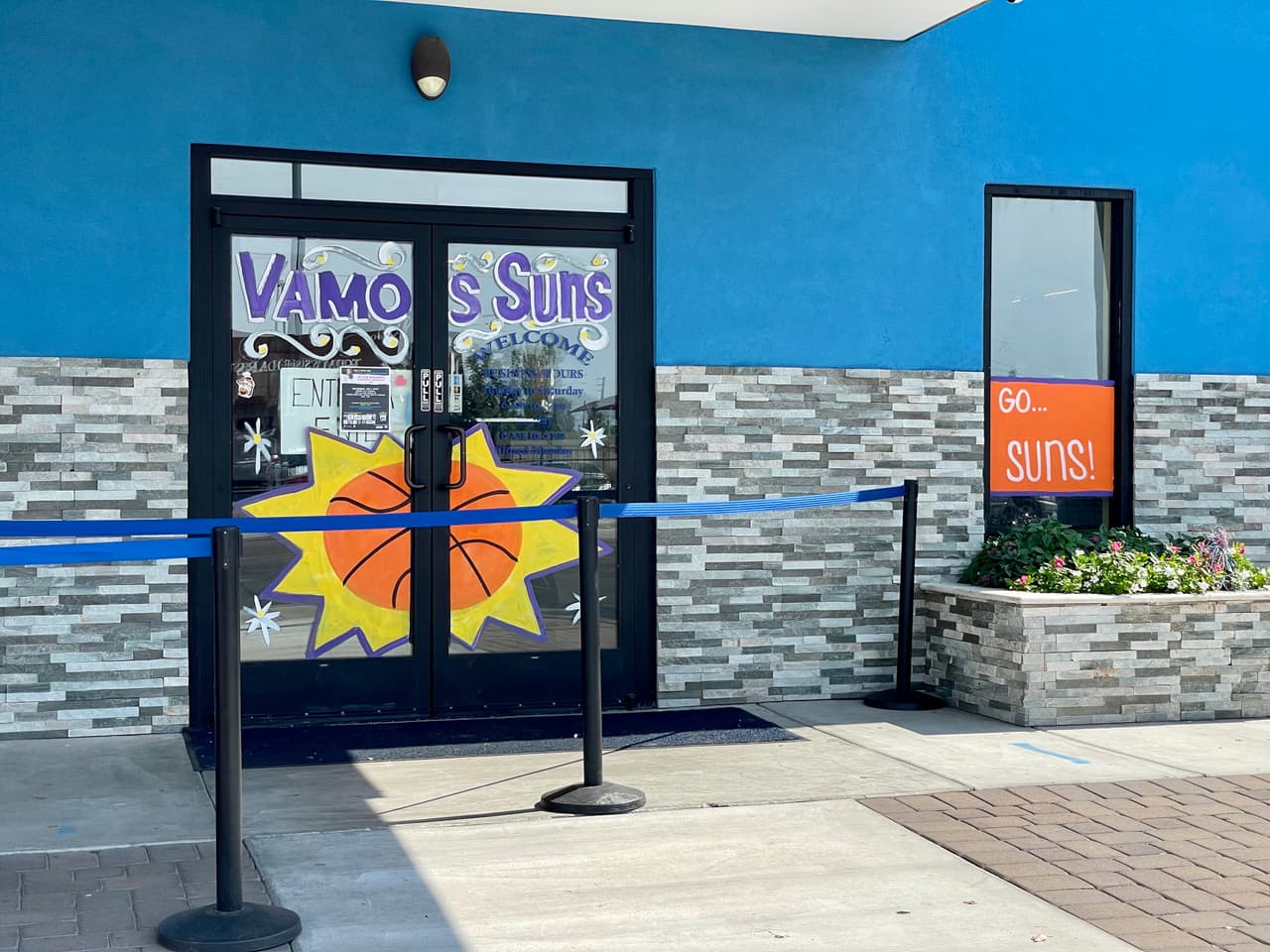 <a href="https://www.univision.com/local/arizona-ktvw/phoenix-suns-milwaukee-bucks-juego-cuatro-en-la-final-de-la-nba-fotos">Los Milwaukee Bucks ventaja (3-2) en la Final de la NBA</a>. Sin embargo, esto podría cambiar ya que hoy los Bucks y Suns se enfrentan en Milwaukee para el Juego 6. “Sigue siendo 
<i>Vamos Suns</i> hasta el final”, indica la repostería mexicana. 
<br>