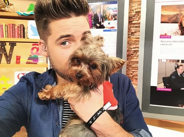 Tobi también es fan de la moda de los 'selfies' y se divierte mucho posando para mostrar su mejor ángulo.