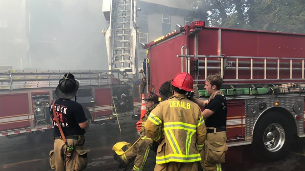 Doce unidades en el complejo habitacional de Alderwood resultaron afectadas tras un voraz incendio que causó daños considerables a la estructura.