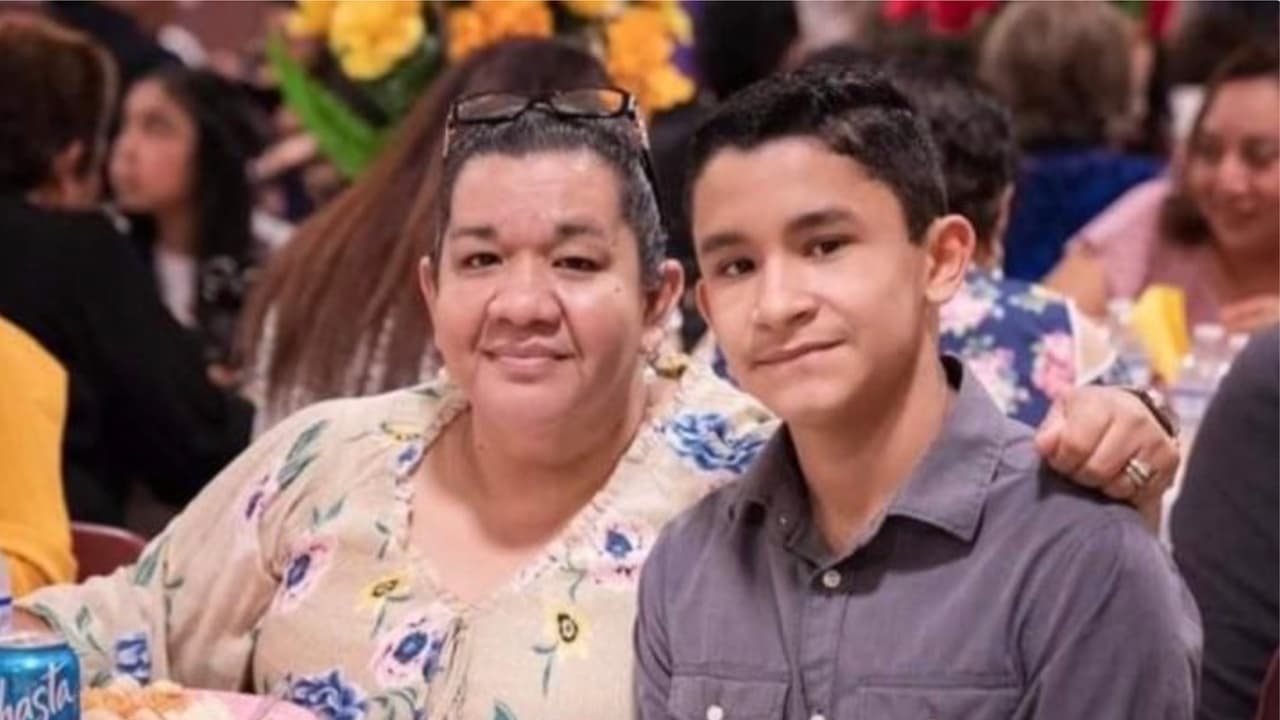"Rezo para que me pueda escuchar tocar": Madre hispana es atendida en Houston tras petición de su hijo al gobernador