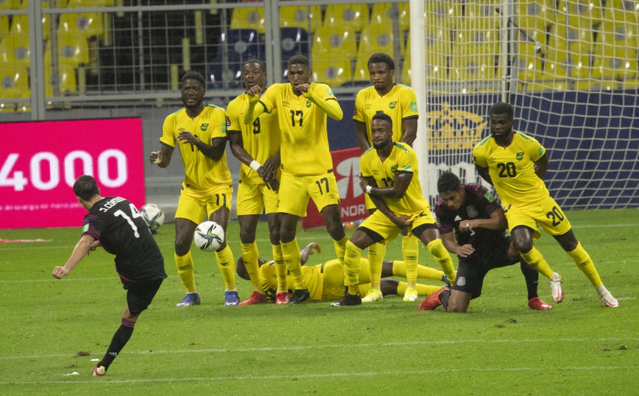 Las anotaciones de Alexis Vega y de Henry Martin hacen que México arranque el hexagonal con el pie derecho al vencer 2-1 a Jamaica.