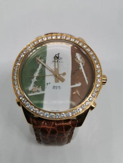 Las piezas que no logren ser vendidas durante esta subasta se ofrecerán en la siguiente almoneda en la ciudad de Guadalajara, Jalisco, que se realizará los días 8 y 9 de agosto. En la imagen se ve un reloj para caballero marca JACOB & CO. con caja en oro amarillo de 18k y hebilla de acero, con carátula de 3 colores edición limitada y 52 brillantes. Su precio de salida es de 68, 700 pesos (3,602.56 dólares).
<br>
<br>