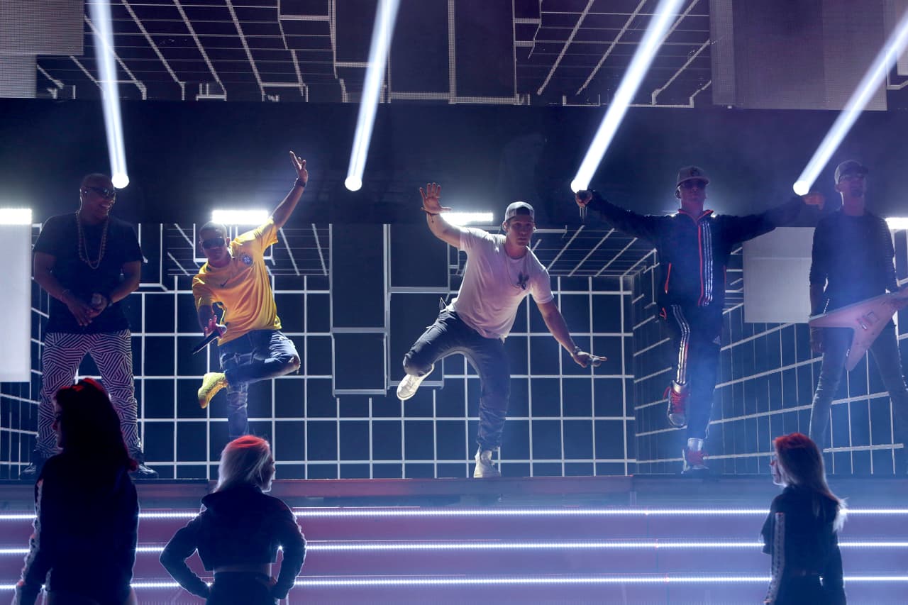 Chyno Miranda realizó los preparativos de su presentación musical con Wisin y Gente de Zona.