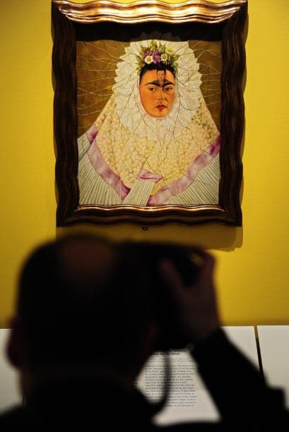 El vestuario típicamente mexicano de la pintora Frida Kahlo, que eligió para esconder su lastimado cuerpo y preservar su identidad étnica, ha inspirado a diseñadores de moda internacional y a partir de esta semana es expuesto en su casa museo de Ciudad de México.