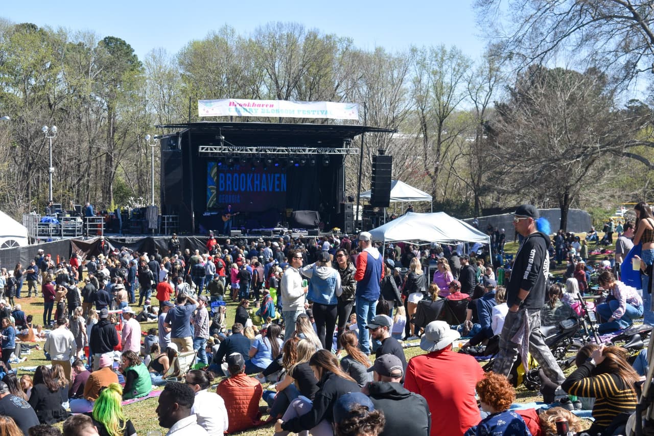 <b><a href="https://www.brookhavenga.gov/festival">Brookhaven Cherry Blossom Festival (25 y 26 de marzo)</a></b>. Este evento anual contará con dos días de música, más de 100 artistas locales y regionales en el Artist Market, Kidz Zone, una exhibición de autos clásicos el sábado por la mañana, comidas y bebidas locales y diversión para toda la familia.