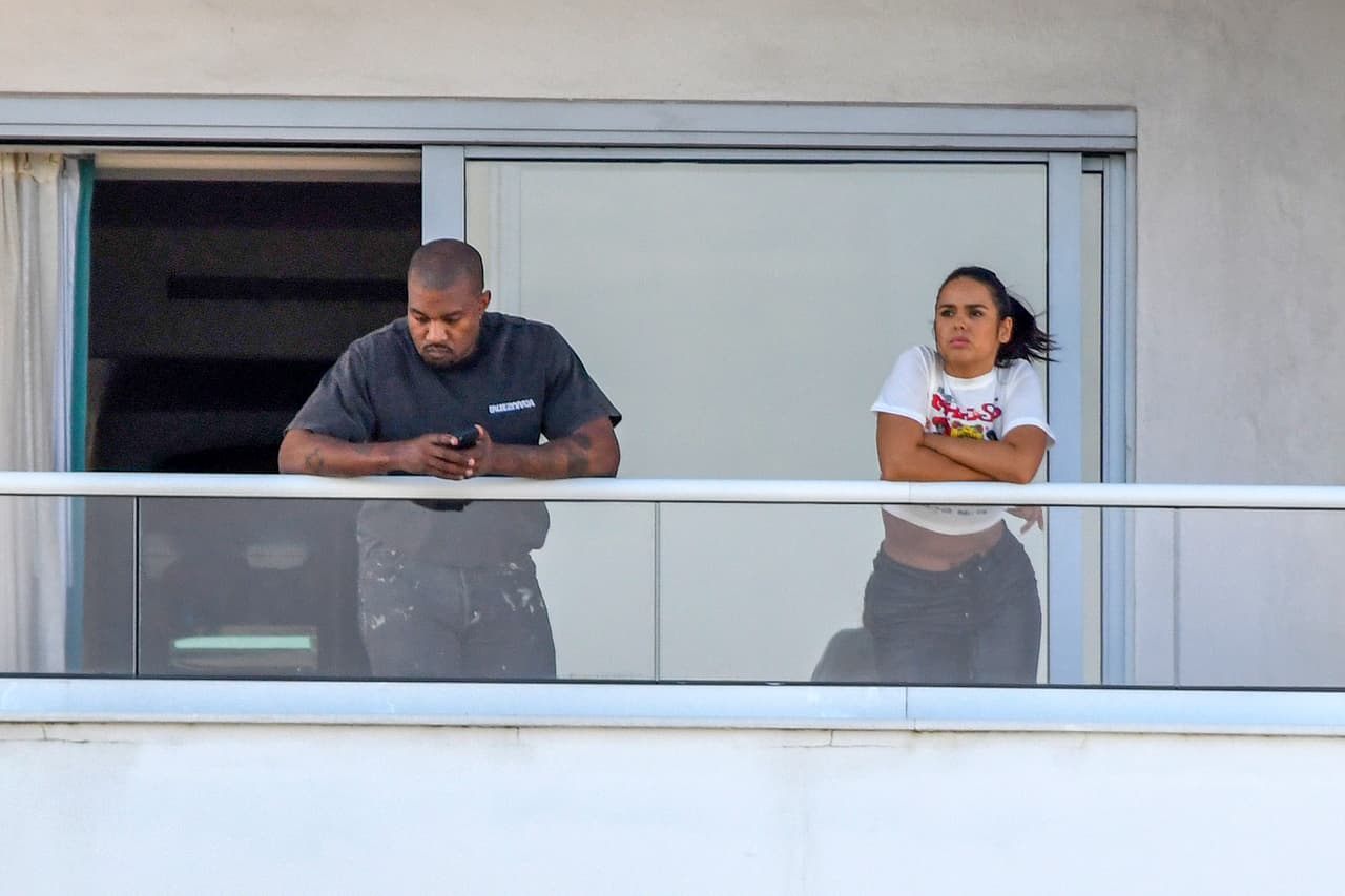 Kanye West fue fotografiado al lado de esta misteriosa acompañante en el balcón de un hotel en Miami. 
<br>