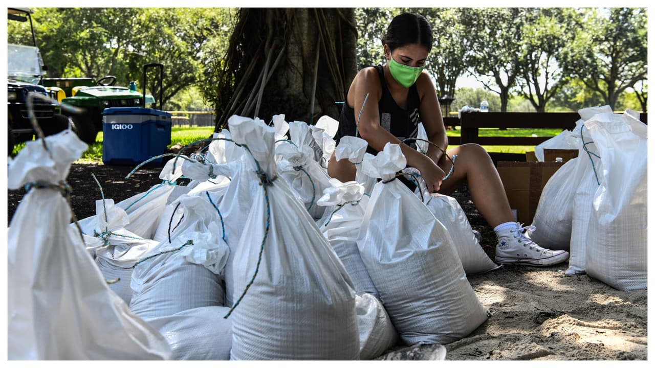En estos lugares la ciudad de Miami y Hialeah reparten bolsas de arena para prevenir inundaciones