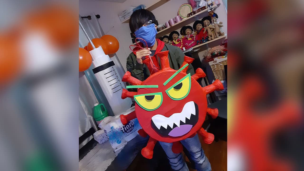 Barbara Soto, mamá de Lorenzo, dice ser muy creativa y dos días antes del cumpleaños compró los materiales para hacer dos piñatas, una del coronavirus y otra es la jeringa.