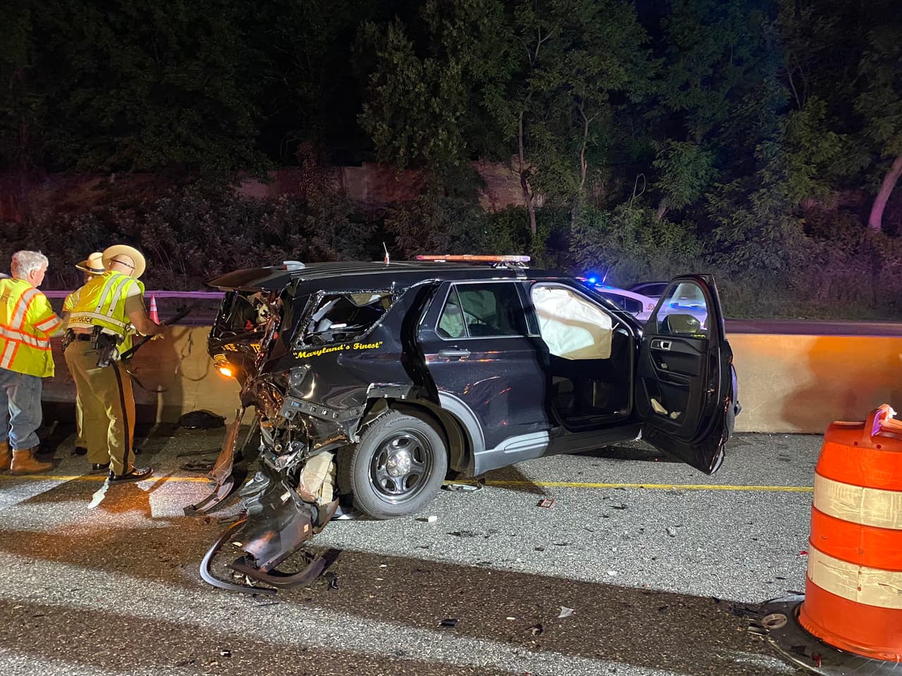 Los cargos están pendientes, mientras la investigación está en curso. Aparecen como posibles factores la velocidad y algún factor que imposibilitaba al conductor ponerse detrás del volante al momento de los hechos.