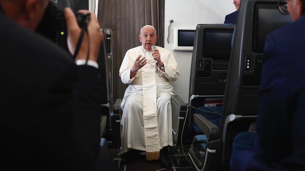 El papa dice que EEUU debe escoger "el menor de dos males" entre Kamala Harris y Donald Trump