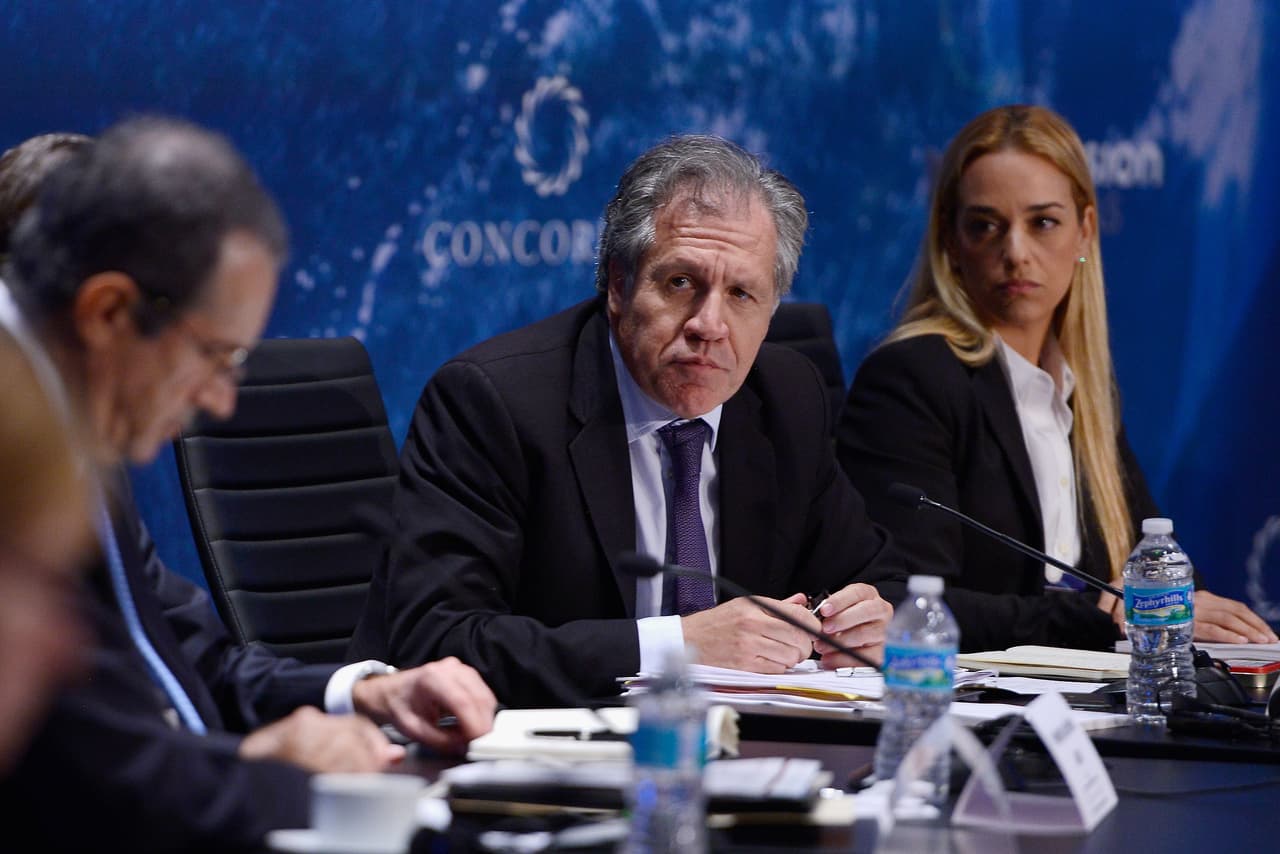 "@NicolasMaduro tienes el imperativo de decencia pública de hacer el referéndum revocatorio en 2016", escribió el secretario general de la OEA, Luis Almagro, en su cuenta de Twitter.