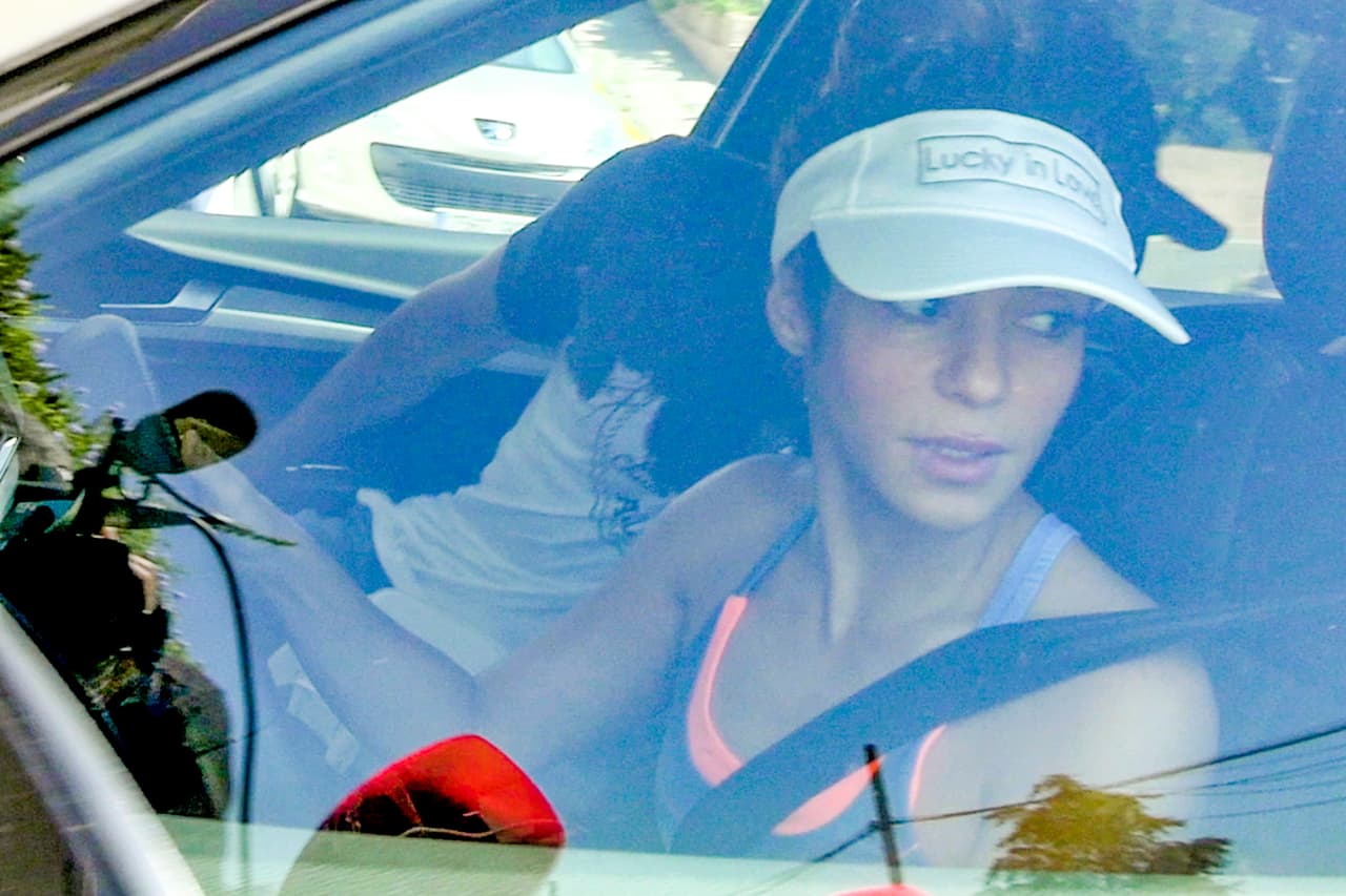 Pero en las nuevas imágenes al llegar con sus hijos para jugar tenis, su semblante era otro:
<b> feliz y animado.</b>
<br>