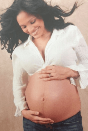 La conductora ha sido un gran ejemplo para las mujeres que luchan por sus sueños, asimismo para las que son madres, ya que con ellas ha compartido su maternidad. Aquí la vemos esperando a Antonella en el año 2007.
<br>