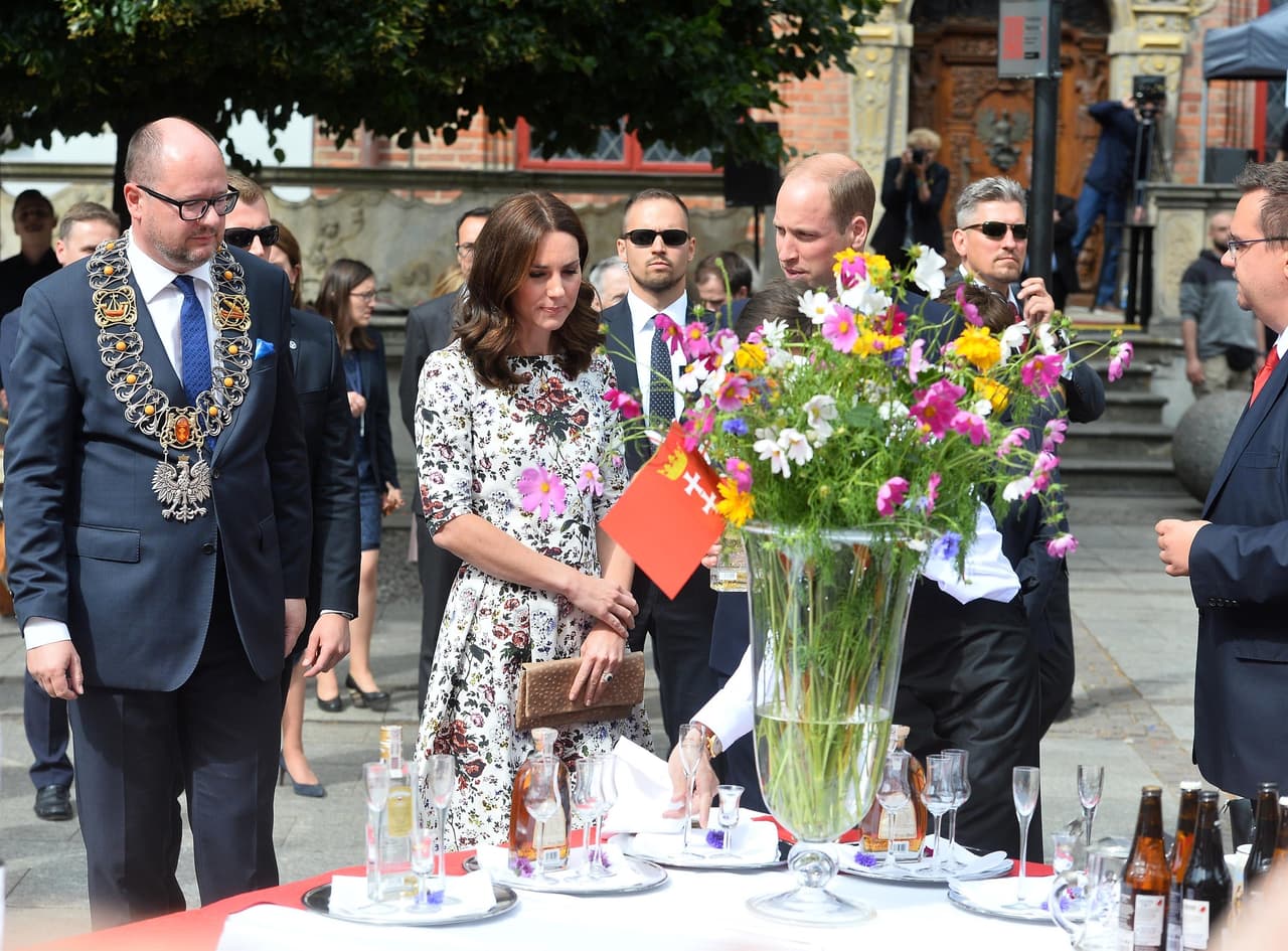 Entrada la tarde del martes, los Duques de Cambridge visitaron la plaza de Gdansk, donde les ofrecieron probar algunas de las especialidades culinarias de la zona.