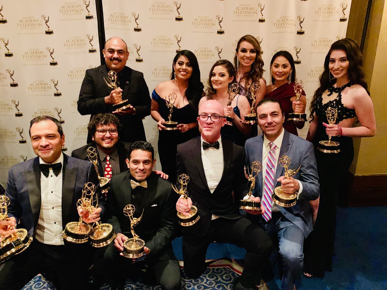 El equipo de Univision Arizona celebra con sus galardones.