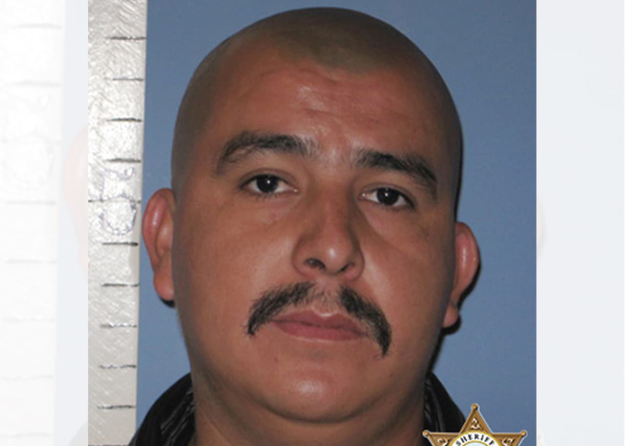 Gerardo López es el principal sospechoso de un homicidio ocurrido el 30 de mayo de 2018, quien se cree ese día manejaba un auto blanco, marca Chevrolet, año 2005. López es de Tulare y/o alrededores. tiene 38 años, y es buscado por asesinato.