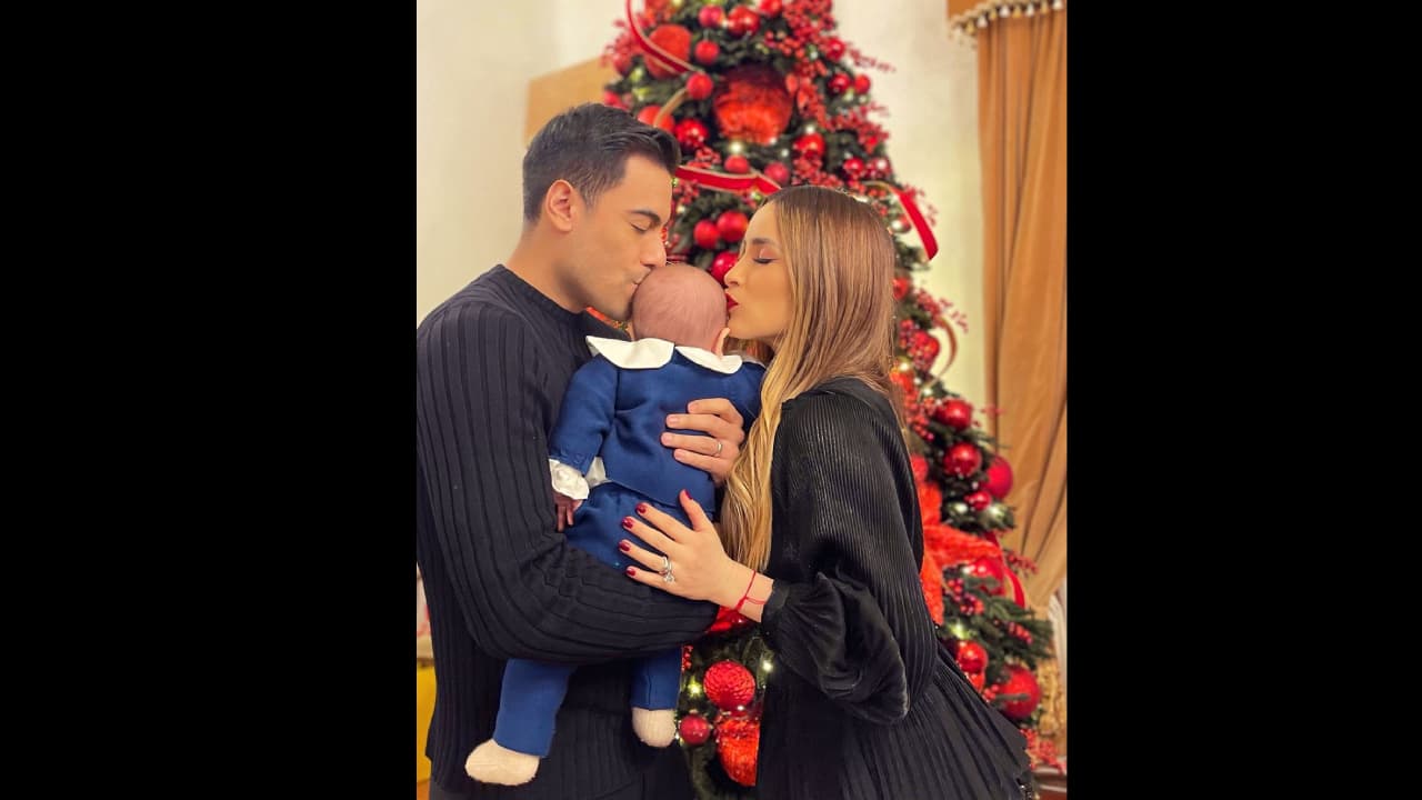 Carlos Rivera y Cynthia Rodríguez posan, por primera vez, junto a su hijo León