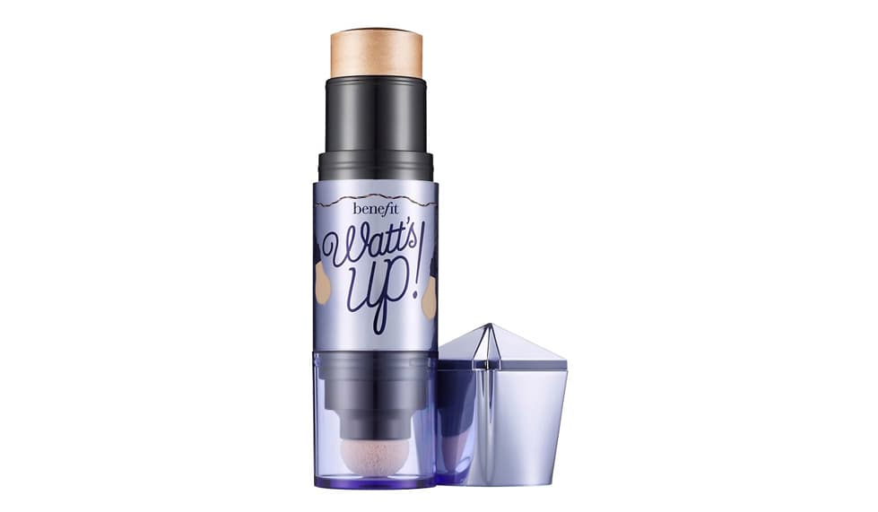 3. WATT’S UP!, Benefit, 
<a href="http://www.sephora.com/watt-s-up-cream-to-powder-highlighter-P295206">Sephora</a>, $30 dólares | Antes de que se pusieran de moda los iluminadores este ya se encontraba entre los favoritos de los maquillistas más experimentados. Al ser en barra se aplica fácilmente y evitas correr el riesgo de que se te pase la mano. Además, Benefit lo incluye en miniatura –perfecto para tráelo en la bolsa- en ediciones especiales como la Porefessionally Bronzed.
<br>