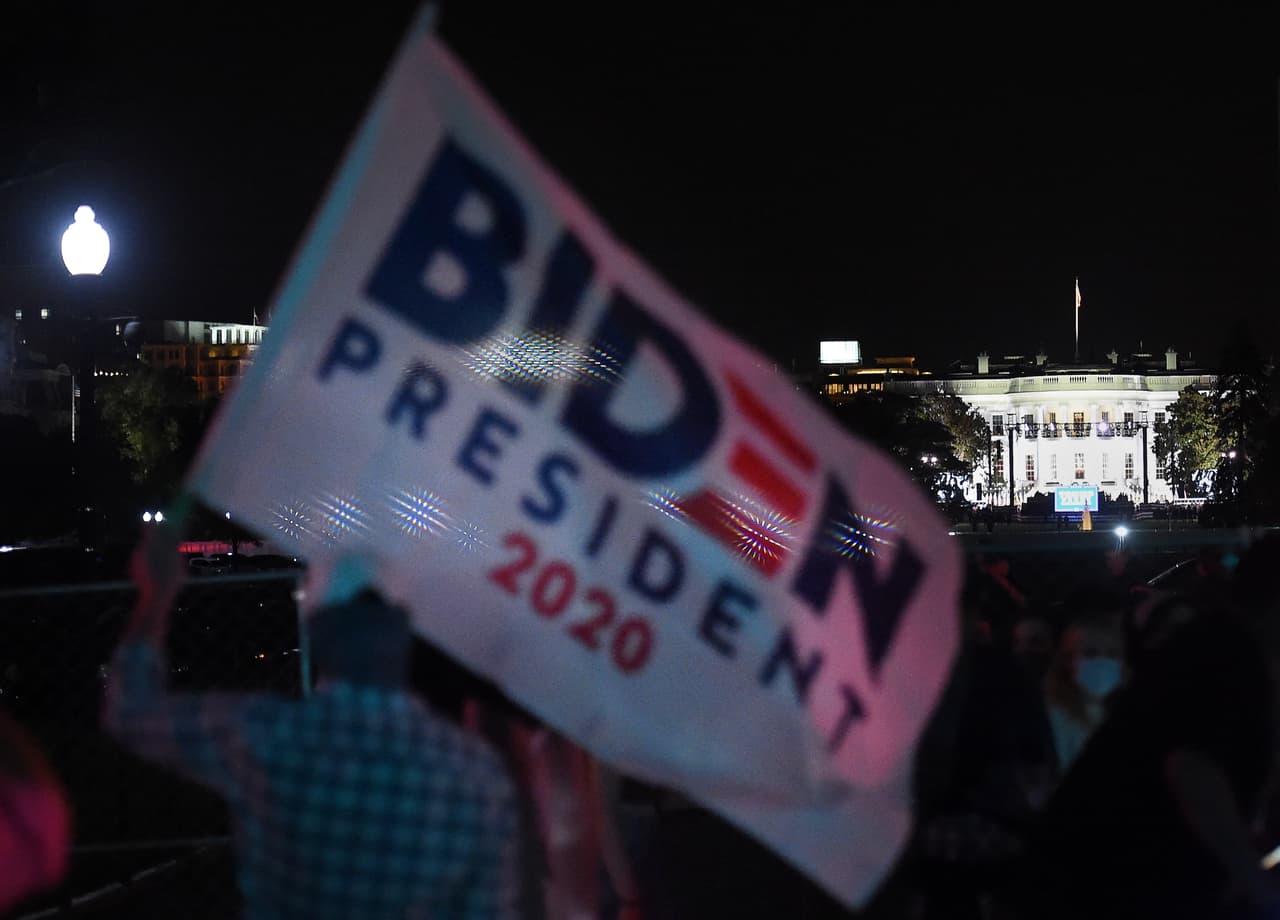 Mientras el presidente daba su discurso de aceptación, algunos manifestantes frente a la Casa Blanca mostraban mensajes en favor de Biden.