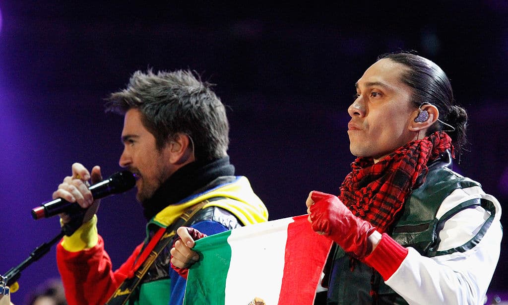 Juanes y Taboo de Black Eyed Peas se presentan en el concierto para inaugurar la Copa del Mundo el 10 de junio 2010 en Johannesburgo, Sudáfrica. (Michelly Rall/Getty Images for Live Earth Events)
<br>