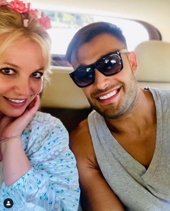 Britney Spears y Sam Asghari se conocieron en 2016, cuando él fue uno de los modelos en el videoclip del tema 'Slumber party'.
<br>