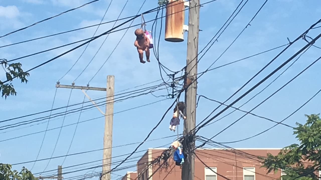 Muñecas colgadas horrorizaron a vecinos de Humboldt Park
