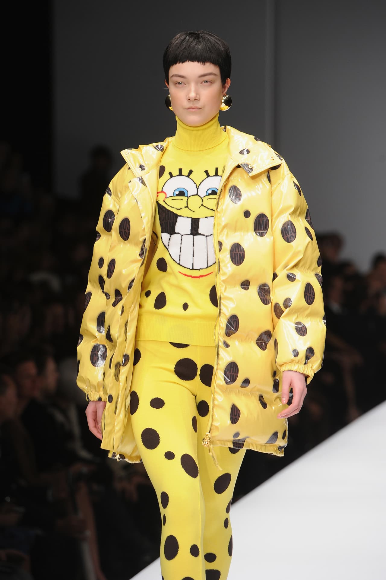 <b>¿Quién vive en una piña debajo del mar?</b>
<br>Jeremy Scott volvió a hacer una crítica irónica de la cultura de masas con este diseño inspirado en Spongebob Squarepants. Apreciamos el esfuerzo, pero mejor que se quede como propuesta de pasarela.