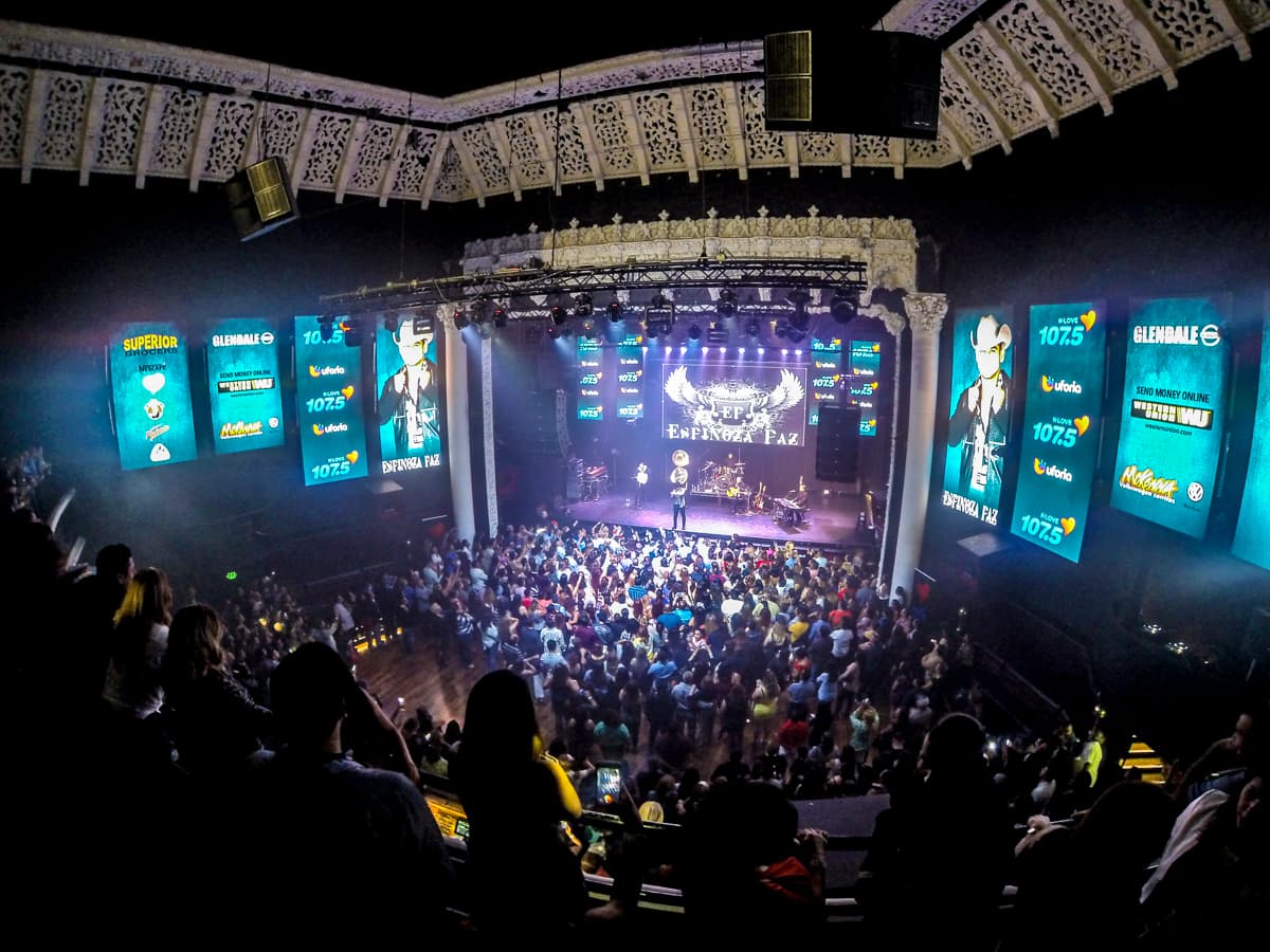 El cantante Espinoza Paz conquistó a sus fans con una increíble presentación en el concierto privado de KLOVE 107.5FM