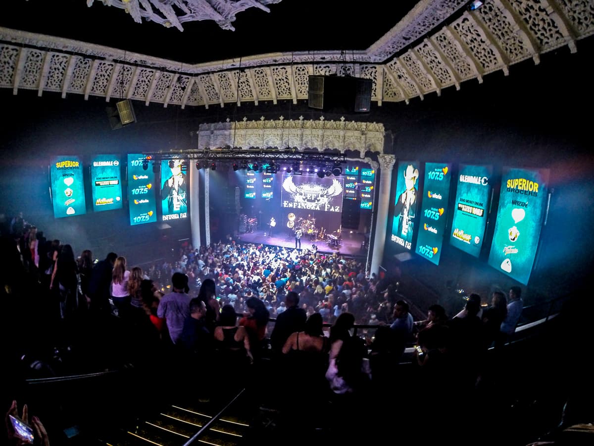 El cantante Espinoza Paz conquistó a sus fans con una increíble presentación en el concierto privado de KLOVE 107.5FM