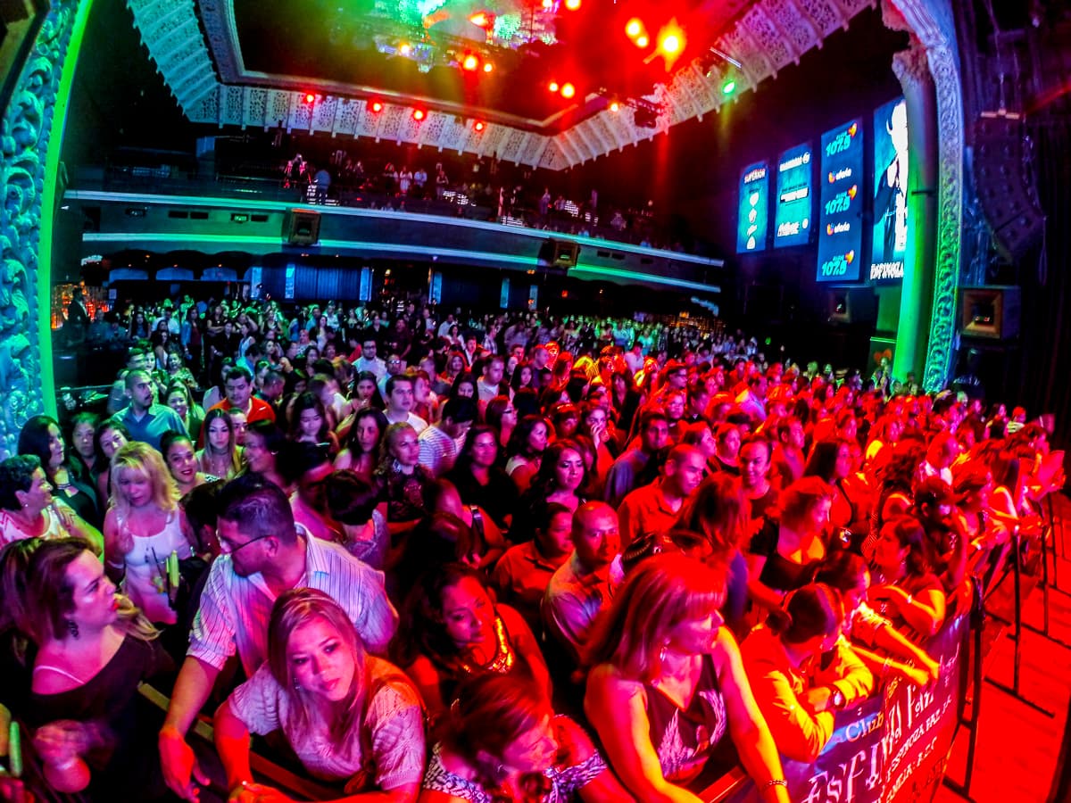 El cantante Espinoza Paz conquistó a sus fans con una increíble presentación en el concierto privado de KLOVE 107.5FM