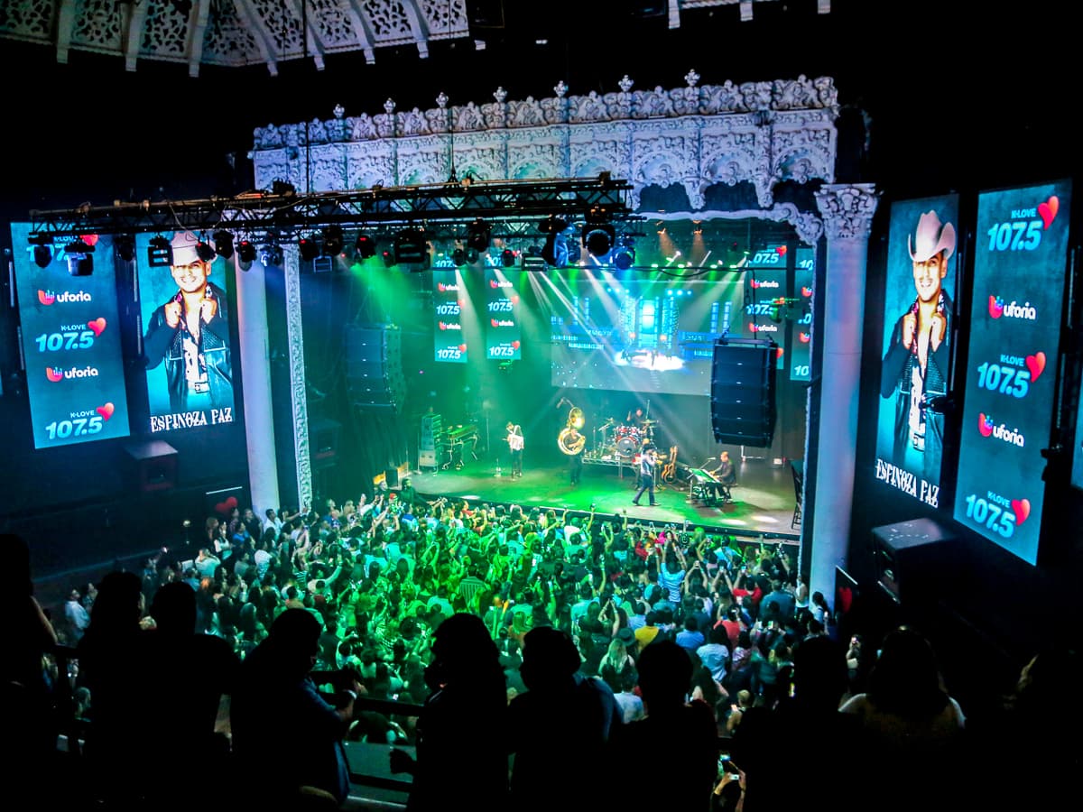 El cantante Espinoza Paz conquistó a sus fans con una increíble presentación en el concierto privado de KLOVE 107.5FM