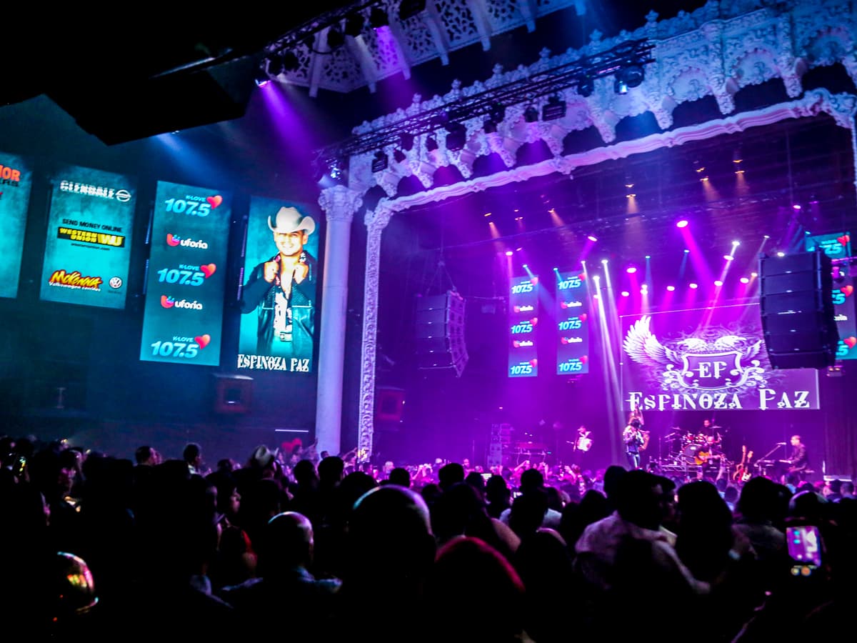 El cantante Espinoza Paz conquistó a sus fans con una increíble presentación en el concierto privado de KLOVE 107.5FM
